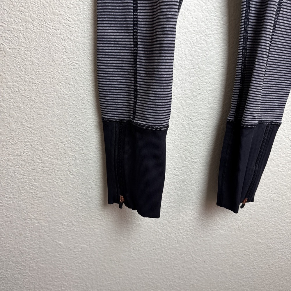 Lululemon Runner Crop Women's Leggings Black Gray Stripe Size 4‎ Zipper Ankles - Picture 2 of 7
